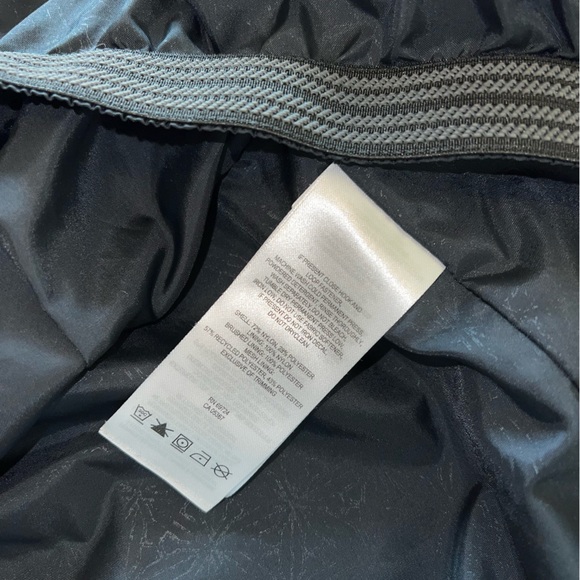 SOLD Columbia Women’s Omni-Tech Rain Jacket; Size Small - Picture 12 of 14